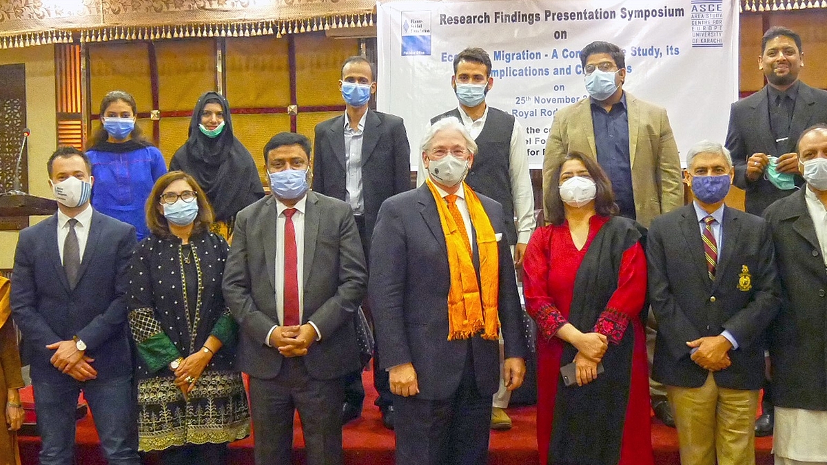 Participants at the Research Findings Presentation Symposium on Economic Migration organized by the HSF Pakistan and the Area Study Centre for Europe (ASCE) at the University of Karachi (UoK) in November 2020